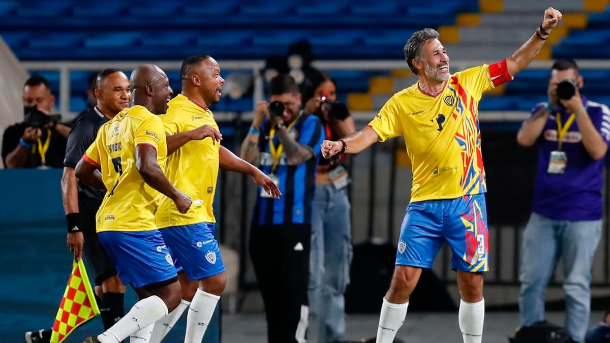 AME9814. CALI (COLOMBIA), 20/12/2025.- El jugador colombiano Mario Alberto Yepes (d) celebra un gol este sábado, durante el partido de Capitanes Legendarios en su despedida en el estadio Pascual Guerrero, en Cali (Colombia) EFE/ Ernesto Guzmán