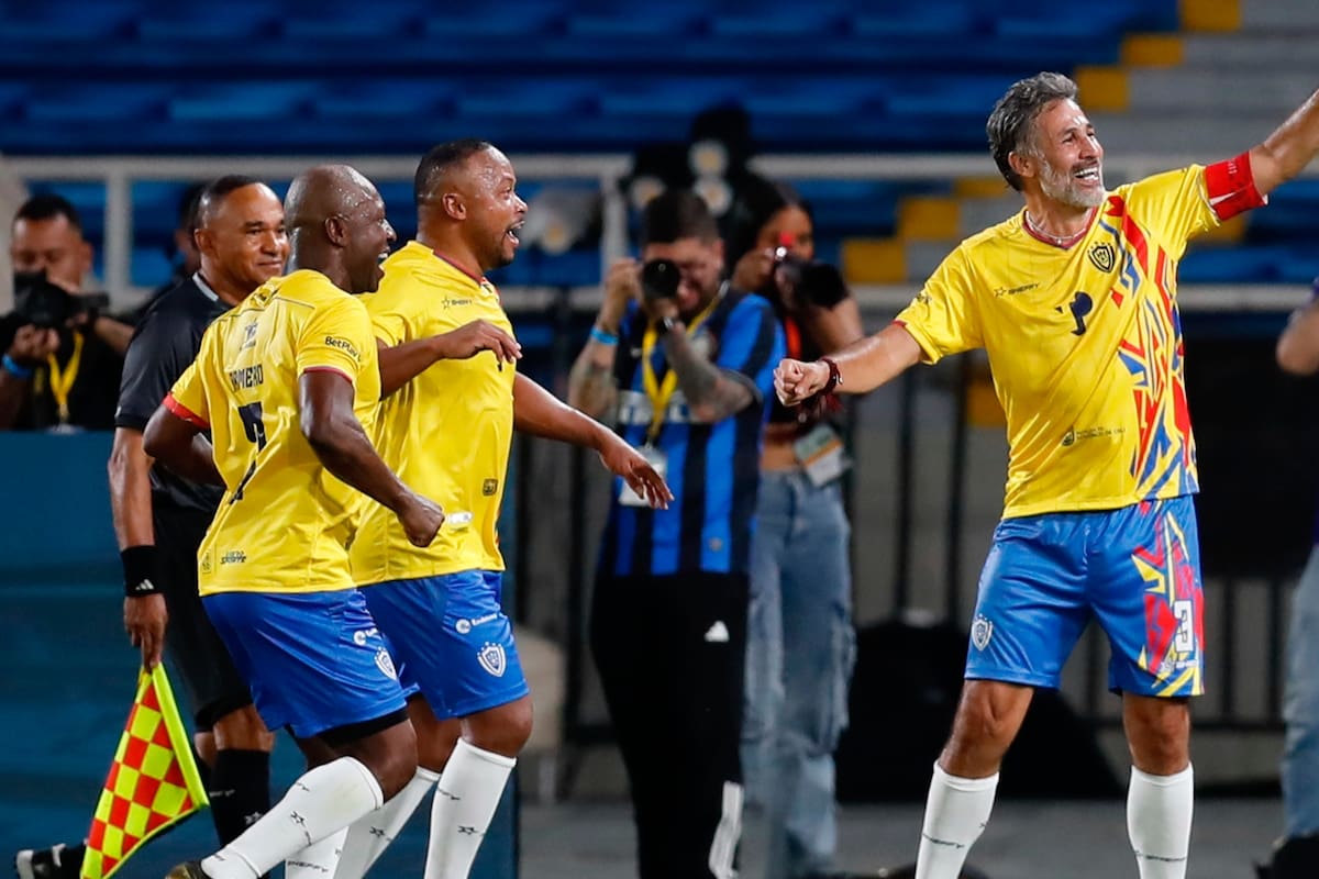 AME9814. CALI (COLOMBIA), 20/12/2025.- El jugador colombiano Mario Alberto Yepes (d) celebra un gol este sábado, durante el partido de Capitanes Legendarios en su despedida en el estadio Pascual Guerrero, en Cali (Colombia) EFE/ Ernesto Guzmán