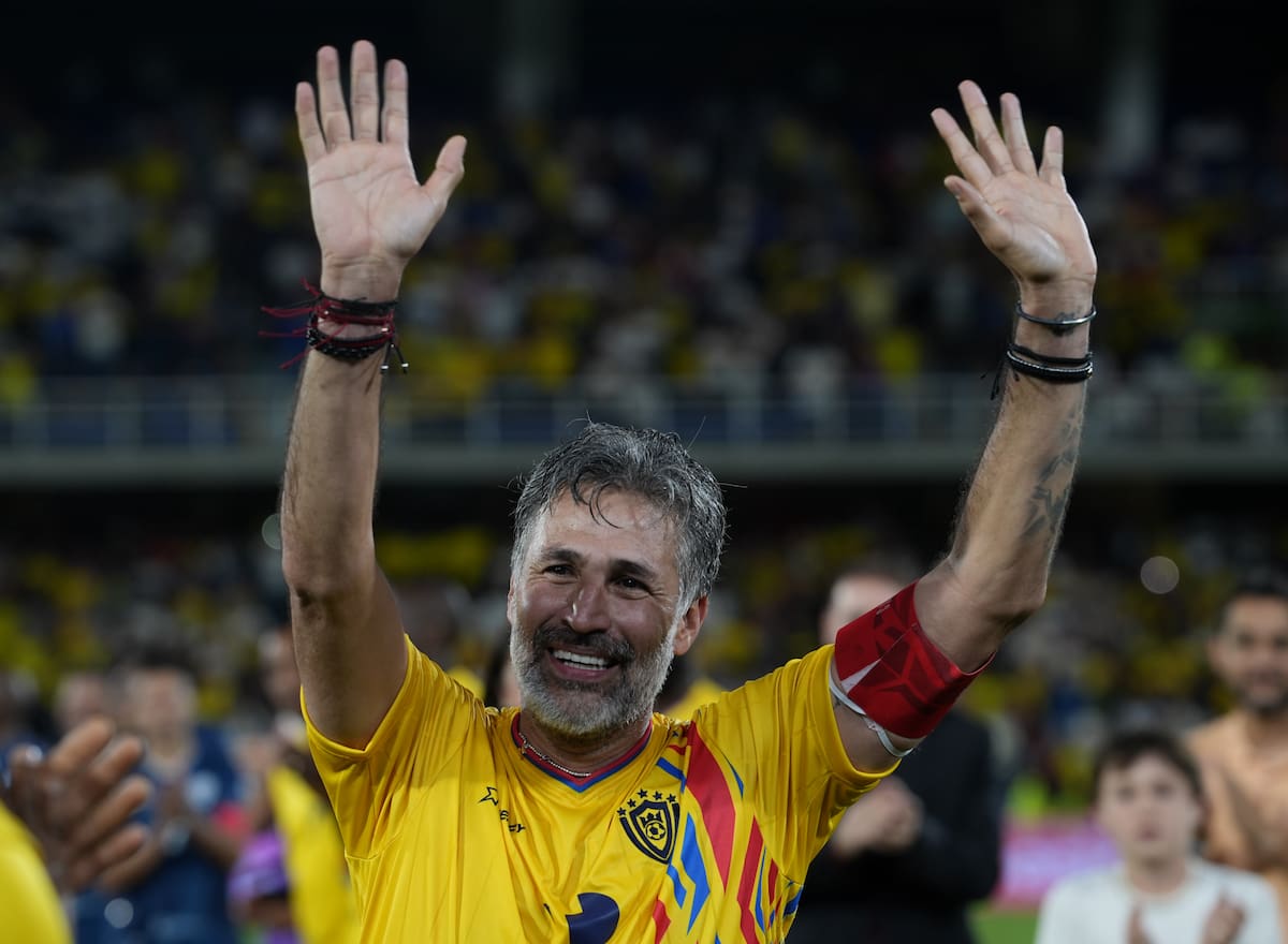 AME9814. CALI (COLOMBIA), 20/12/2025.- El jugador colombiano Mario Alberto Yepes saluda este sábado, durante el partido de Capitanes Legendarios en su despedida en el estadio Pascual Guerrero, en Cali (Colombia) EFE/ Ernesto Guzmán