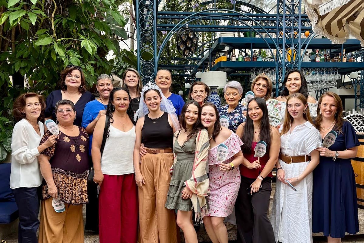 Claudia Rodríguez, Vilma Castellanos, Bernardina Oviedo, María Lucía Gómez (la novia), Sofía Barbosa, María Alejandra Rodríguez, Tatiana Carreño, Sara Barbosa, Julia Rodríguez, Luz Rodríguez, Liliana Castellanos, Claudia Juliana Ferro, Olga Lucía Rodríguez, Gladys Torres de Rodríguez, Lucila Rodríguez, Olga Lucila Méndez y Angélica Delgado. Suministrada / VANGUARDIA