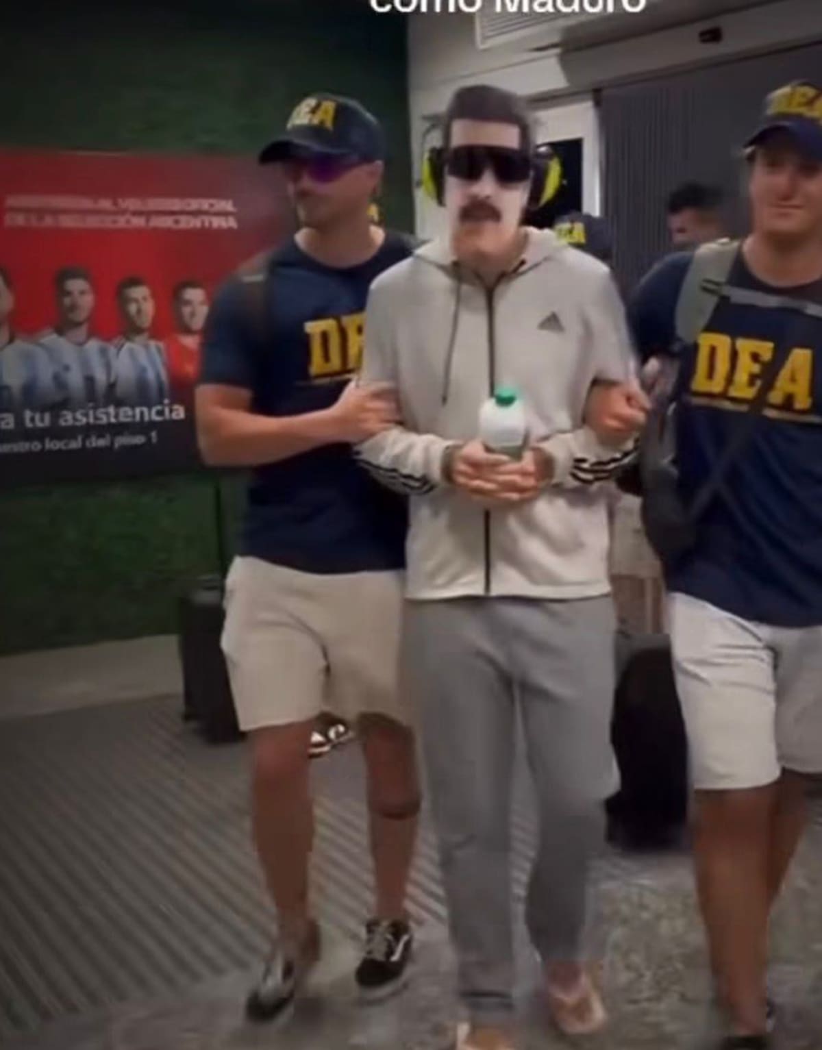 Un grupo de amigos 'secuestró' a su amigo que se casa para su despedida de soltero y lo vistieron de Nicolás Maduro arrestado en el aeropuerto.