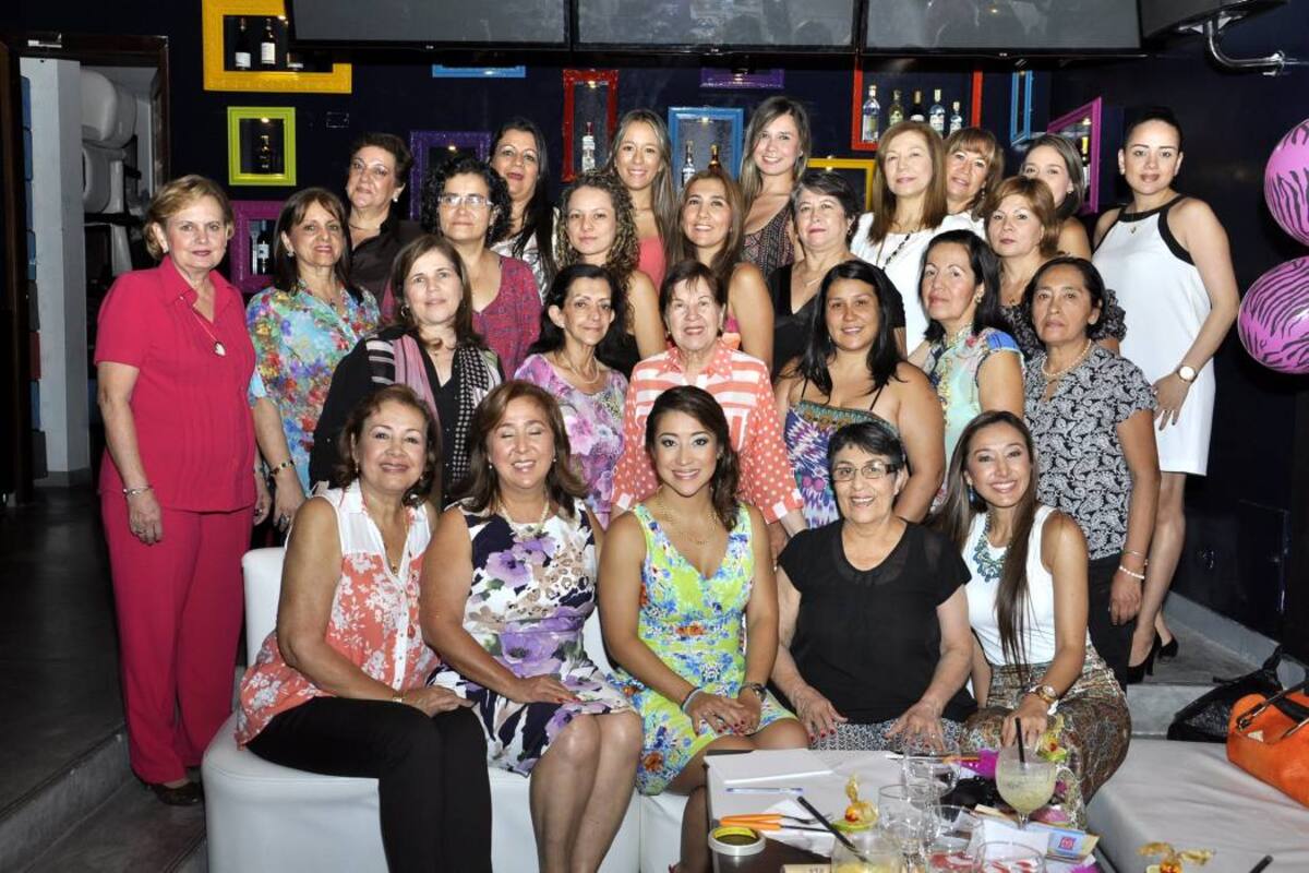 Carmenza Fernández, Flor de Fernández, Lucía Cristina Fernández Rangel, Alcira Moreno, Lila Fernández, Patricia de Vega, Esperanza de Archila, Martha Estévez, Irene de Remolina, Laura Meléndez, María Eugenia Martínez, Carmen Duitama, Tránsito Rodríguez de Díaz, Patricia Colmenares, Jeneth Sierra, Consuelo Sáenz, María de La Luz Gualdrón, Gloria Gómez, Luz Helena de Mejía, Omaira Uribe, María Fernanda Fernández, Laura Parra Fernández, Clara de Parra, Luz Amparo Fernández, Silvia Prieto y Paula Vera. (Foto: Laura Herrera / VANGUARDIA LIBERAL )