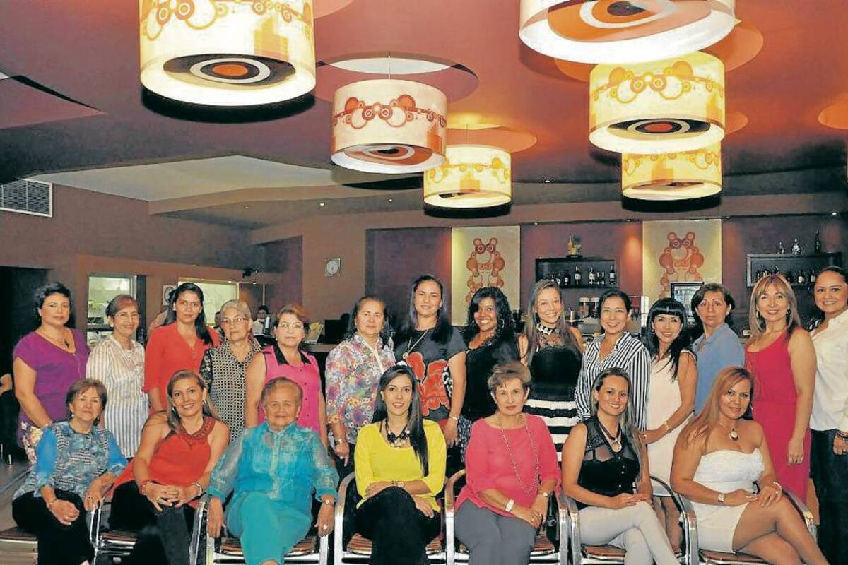 Ana Ilce Gauna Uribe, Gladis Carvajal, Johana Ramírez, Ana Carvajal de Esparza, Maribel Medina, Luz Amparo Pinilla, Ivon Cote, Jennifer Rangel, Diana Ramos, Laura Mejía, Janeth Arciniegas, Nubia Arciniegas, Luz Elena Arciniegas, Diana Rosas, Lina Carreño, Claudia Carvajal, Elsa Pinilla, Natalia Carvajal Pinilla, Silvia Romero de Puyana, Jazmín Ríos y Claudia Meneses. (Foto: Didier Niño Carvajal / VANGUARDIA LIBERAL )