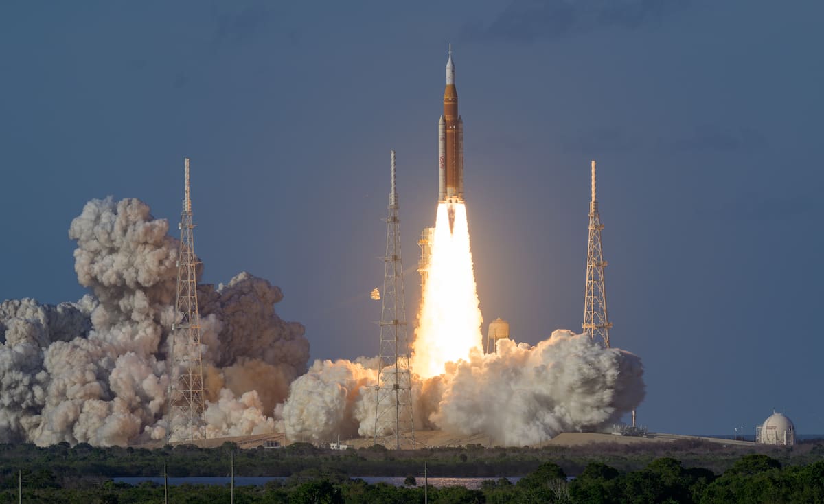Fotografía cedida por la NASA donde se muestra el cohete del Sistema de Lanzamiento Espacial (SLS) y la nave espacial Orion de la misión Artemis II durante su despegue este miércoles, en el Complejo de Lanzamiento 39B del Centro Espacial Kennedy en Cabo Cañaveral (EE.UU.).