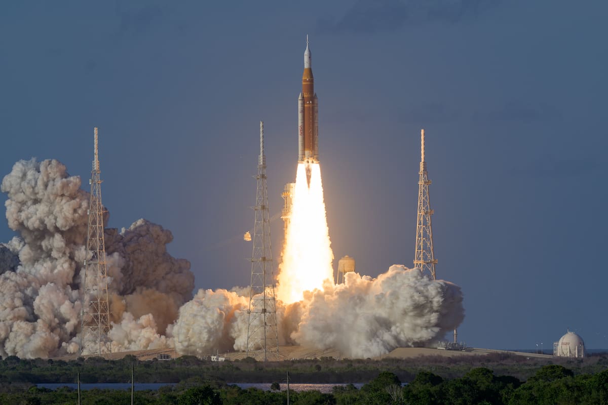Fotografía cedida por la NASA donde se muestra el cohete del Sistema de Lanzamiento Espacial (SLS) y la nave espacial Orion de la misión Artemis II durante su despegue este miércoles, en el Complejo de Lanzamiento 39B del Centro Espacial Kennedy en Cabo Cañaveral (EE.UU.).