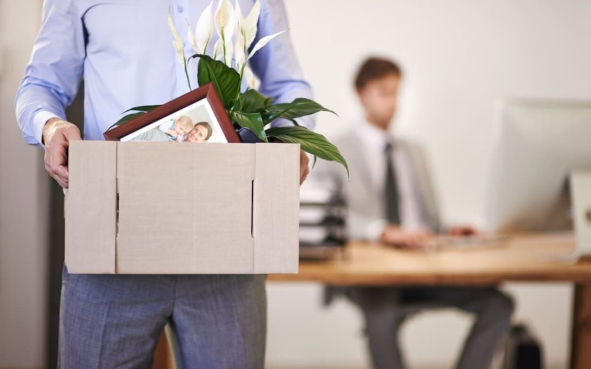 Un hombre despedido de su trabajo.