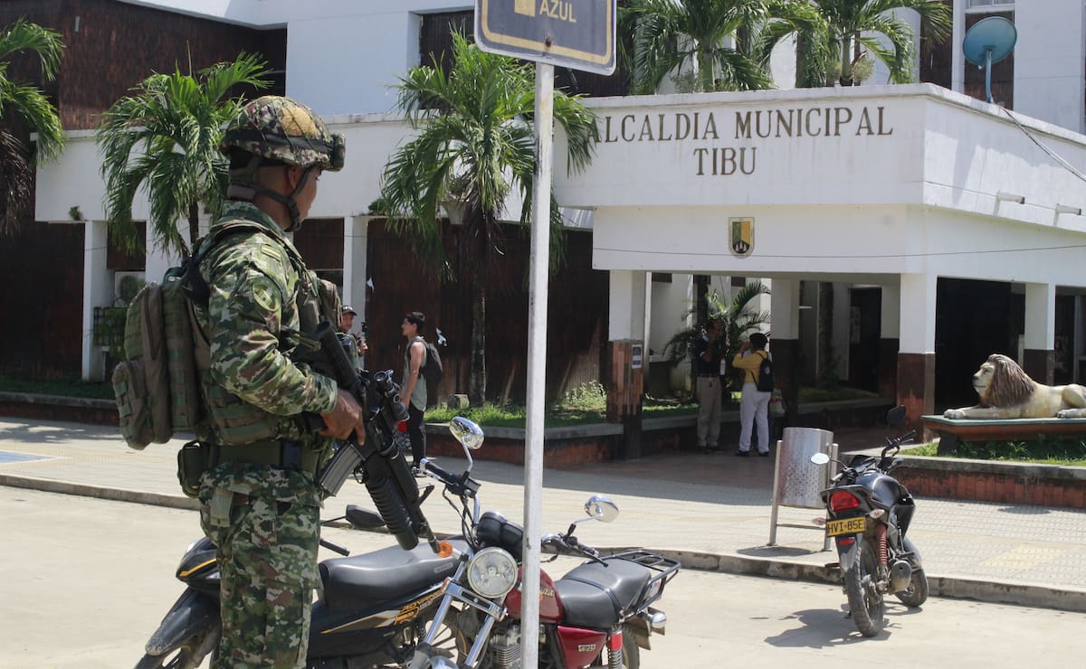 Un soldado vigila frente a la Alcaldía Municipal de Tibú este miércoles, en Tibú (Colombia). | EFE/ Mario Caicedo