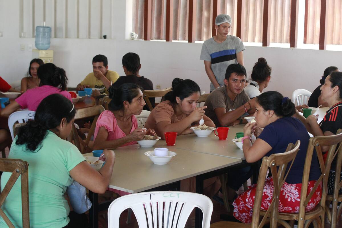 Personas comen en el Albergue del Seminario Menor en Tibú este miércoles, en Tibú (Colombia). | Foto: EFE/ Mario Caicedo