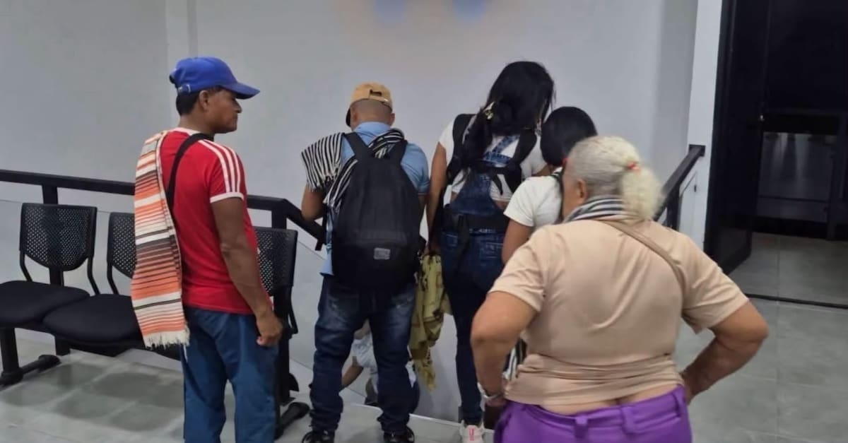 Familias campesinas de la vereda Río Bagre abandonaron sus viviendas tras quedar en medio de los enfrentamientos entre grupos armados ilegales en zona rural de Remedios, Antioquia. Organizaciones humanitarias solicitaron atención urgente para la población desplazada.
Suministrada/Vanguardia