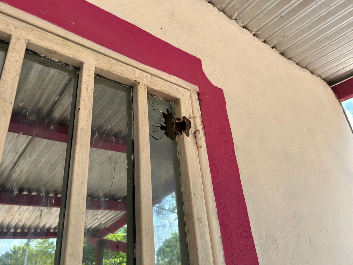Objetos domésticos y viviendas con impactos de bala evidencian los enfrentamientos armados registrados en las comunidades de Puerto Matilde y Tamar Bajo, en el Valle del Río Cimitarra, Magdalena Medio.
Sumistrada/Credhos/Vanguardia