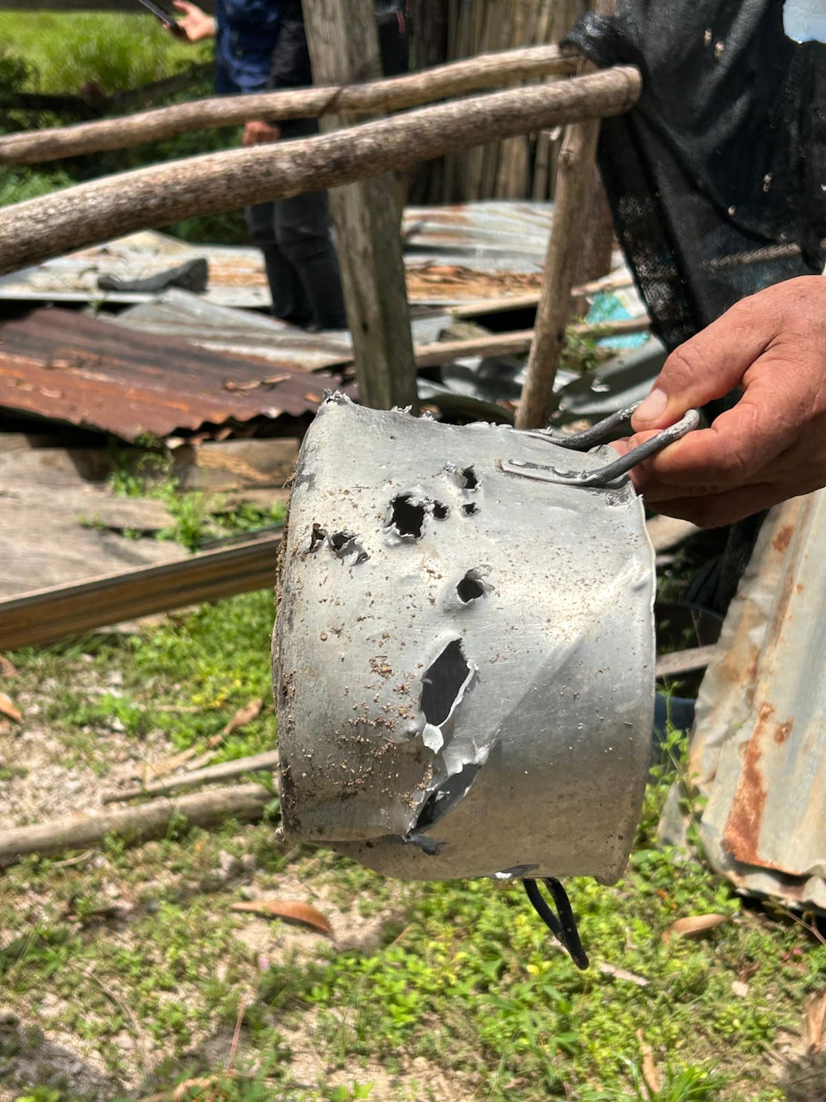 Objetos domésticos y viviendas con impactos de bala evidencian los enfrentamientos armados registrados en las comunidades de Puerto Matilde y Tamar Bajo, en el Valle del Río Cimitarra, Magdalena Medio.
Sumistrada/Credhos/Vanguardia