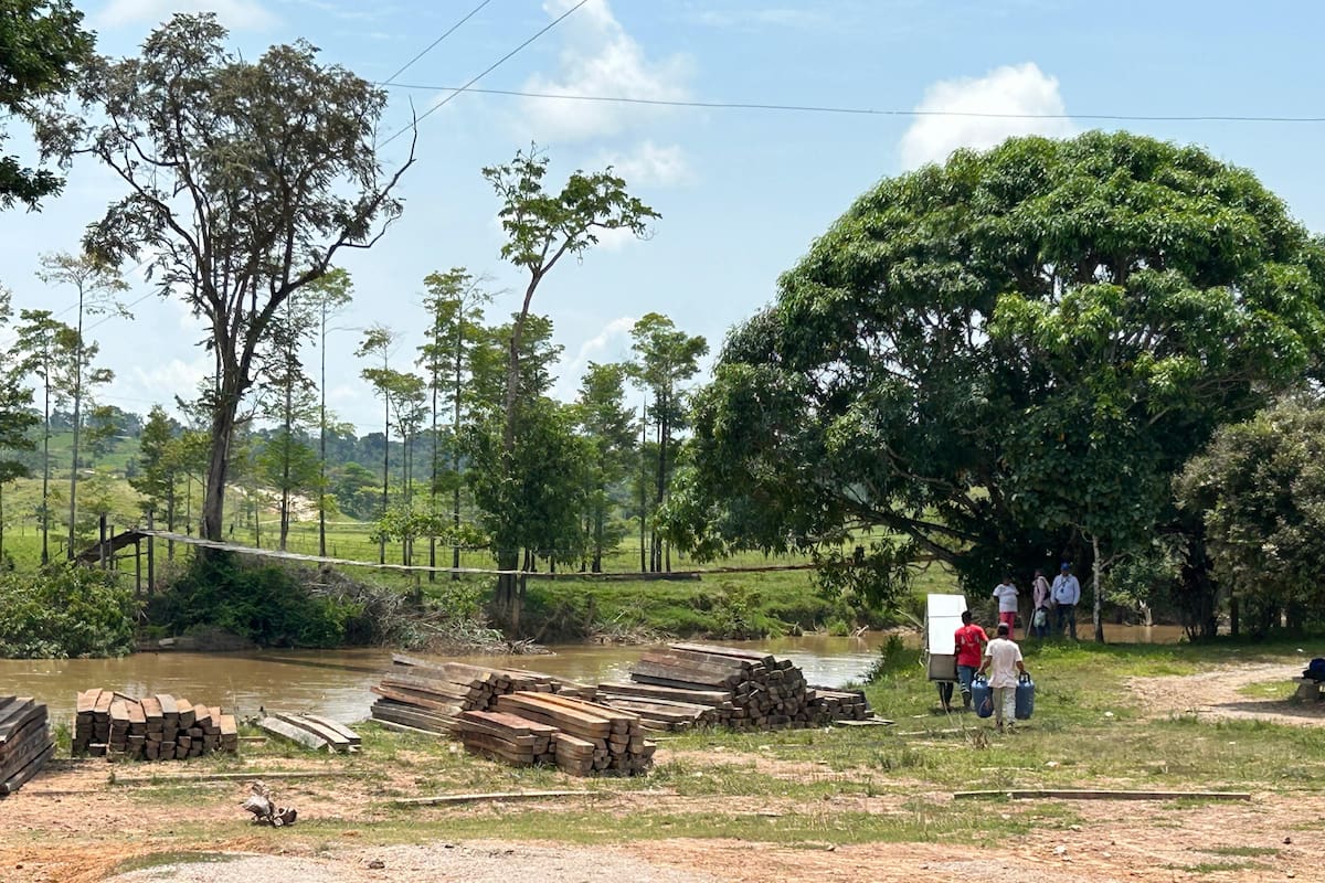 Objetos domésticos y viviendas con impactos de bala evidencian los enfrentamientos armados registrados en las comunidades de Puerto Matilde y Tamar Bajo, en el Valle del Río Cimitarra, Magdalena Medio.
Sumistrada/Credhos/Vanguardia