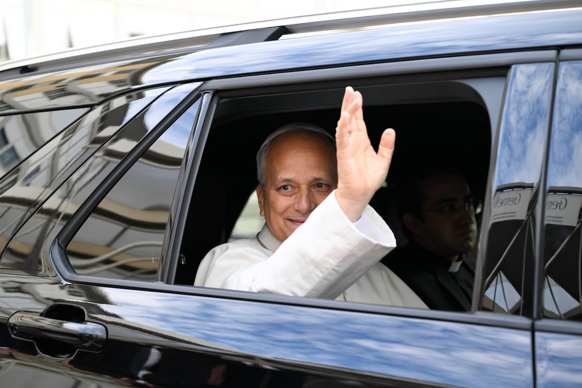 Después de 5 días ingresado por la operación de un tumor canceroso y el postoperatorio, el papa León XIV recibió este sábado el alta hospitalaria y regresó al Vaticano, donde hoy domingo volverá a presidir el rezo del ángelus. //EFE - Simone Risoluti - Dicastero per la Comunicazione