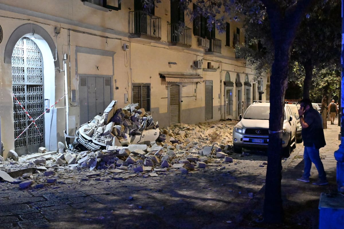 Grandes rocas destruyeron varios vehículos tras un desprendimiento provocado por el fuerte movimiento telúrico durante la noche en las cercanías de Nápoles.