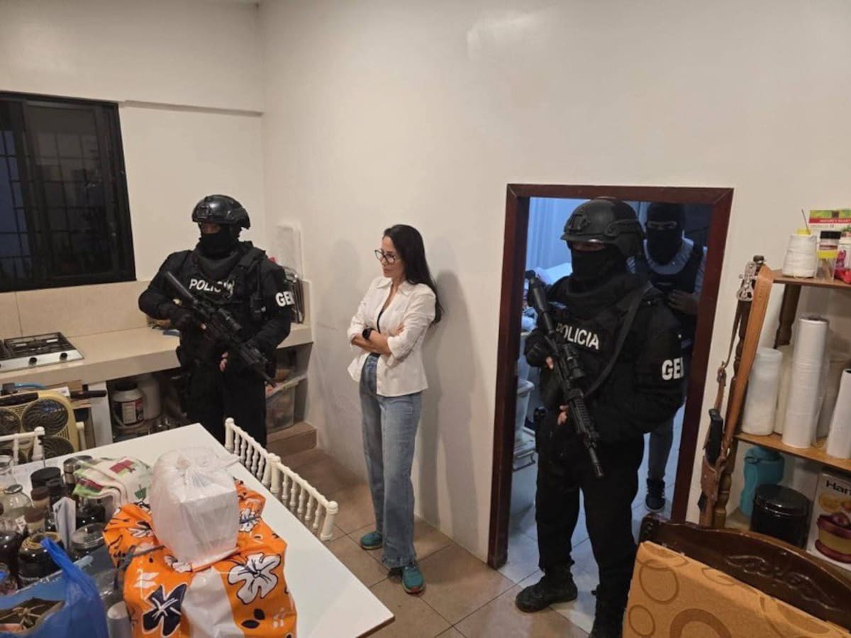 La detención de Luisa González abrió un nuevo capítulo de tensión política en Ecuador. Las reacciones de sus aliados y las implicaciones judiciales del caso ponen el foco sobre el correísmo y el escenario electoral. Foto: Policía de Ecuador