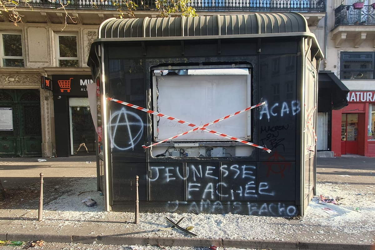 PARÍS, 18/10/2026.- Vista de los destrozos registrados en el centro de París este domingo. Las masivas protestas sociales que se organizaron este sábado en Francia, y que en muchas ciudades degeneraron en enfrentamientos con la policía, con edificios públicos vandalizados y saqueos de cientos de comercios, dieron lugar a 855 detenciones sólo en el área metropolitana de París. EFE/ Ángel Calvo