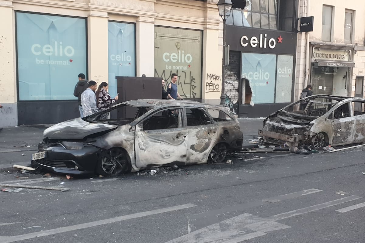 Vista de los destrozos registrados en el centro de París este domingo. Las masivas protestas sociales que se organizaron este sábado en Francia, y que en muchas ciudades degeneraron en enfrentamientos con la policía, con edificios públicos vandalizados y saqueos de cientos de comercios, dieron lugar a 855 detenciones sólo en el área metropolitana de París. EFE/ Ángel Calvo
