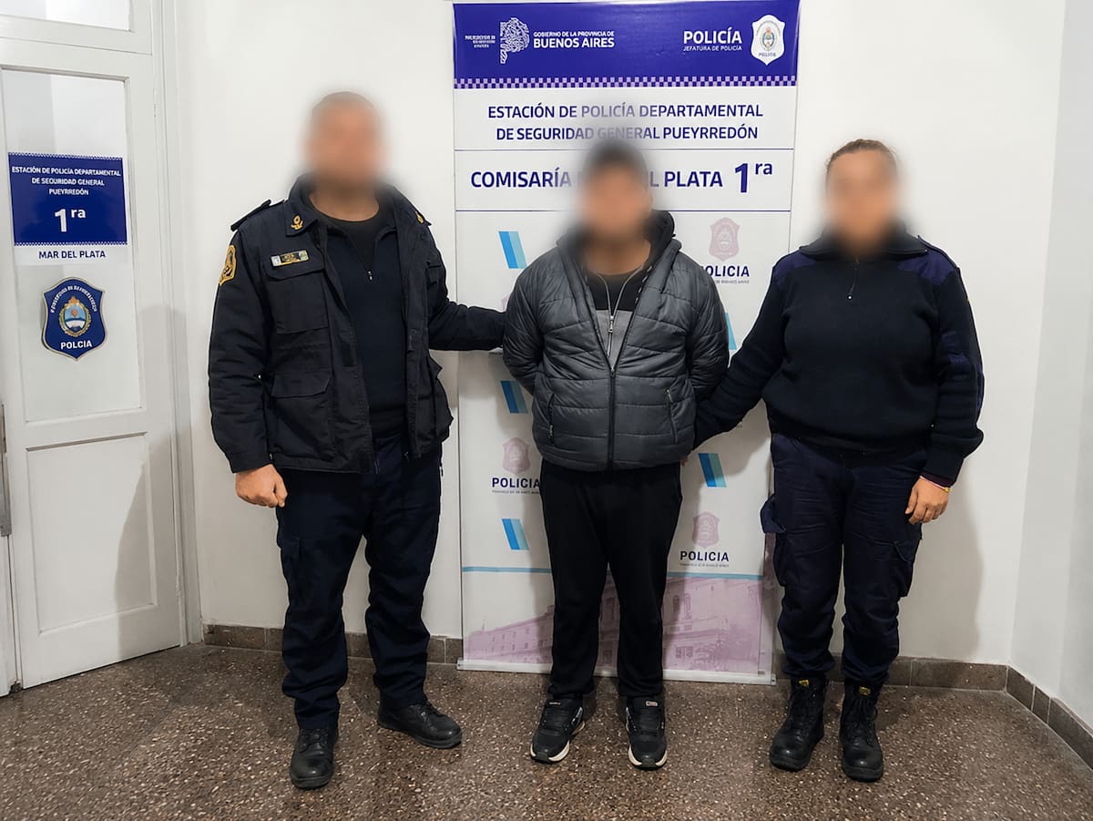 En un video, el hombre golpea con una cuchara a una adulta mayor mientras le da de comer, causándole un corte en el labio. En otro, maltrata a otra residente en silla de ruedas.