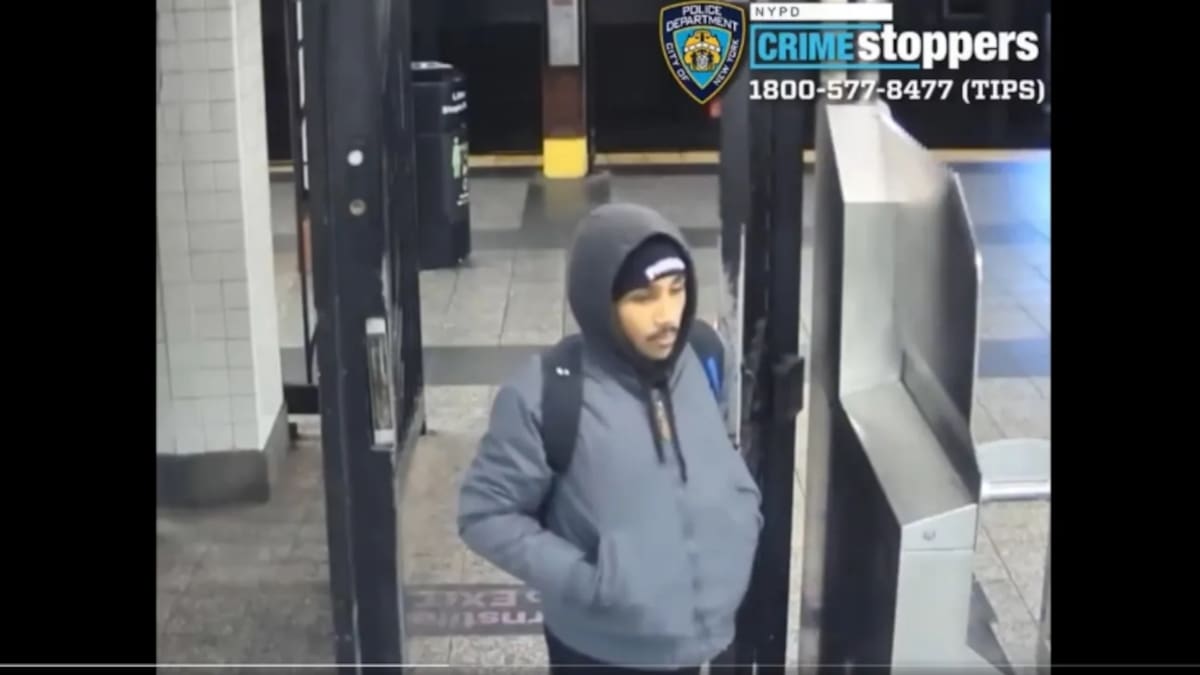 Arrestan a adolescente por prender fuego a un hombre en el subway de Nueva York.