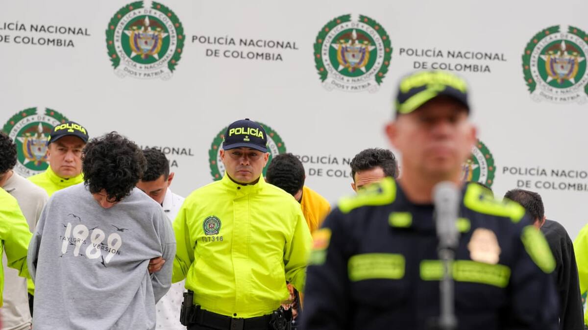 Alias 'Nías', el temido jefe de sicarios de 'El Mesa', es acusado de 50 asesinatos en Bogotá, incluyendo los cuerpos hallados en bolsas. Sus carcajadas ante la Policía han encendido la furia en redes.