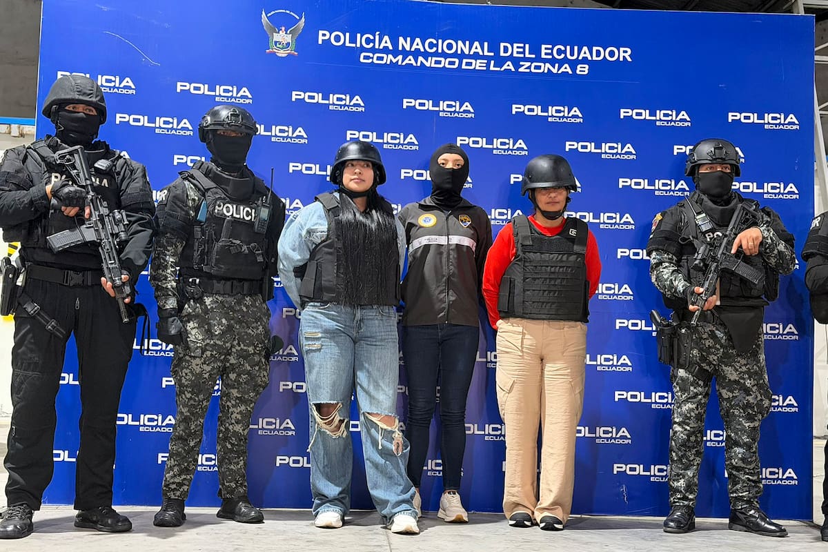AME870. BOGOTÁ (COLOMBIA), 27/09/2026.- Fotografía tomada de la cuenta oficial en X del presidente de Colombia, Abelardo de la Espriella @ABDELAESPRIELLA que muestra el momento de la captura de Inda Mariela Peñarrieta Tuárez y Michelle Jamileth Macías Peñarrieta, requeridas por la justicia ecuatoriana por lavado de activos. Las autoridades colombianas detuvieron este domingo en el departamento de Santander (noreste) a la esposa y a la hija del narcotraficante José Adolfo Macías Villamar, alias Fito, cabecilla de la banda criminal Los Choneros, la más antigua de Ecuador. EFE/ @ABDELAESPRIELLA /SOLO USO EDITORIAL NO VENTAS/ SOLO DISPONIBLE PARA ILUSTRAR LA NOTICIA QUE ACOMPAÑA (CRÉDITO OBLIGATORIO)