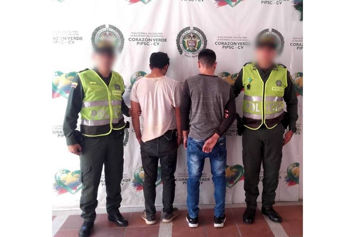 Los hombres de 24 y 26 años fueron capturados luego de agredir a varios agentes de la Policía, tras solicitarles que abandonaran un lugar público en el barrio La Feria de Socorro. (Foto: Suministrada / VANGUARDIA LIBERAL )