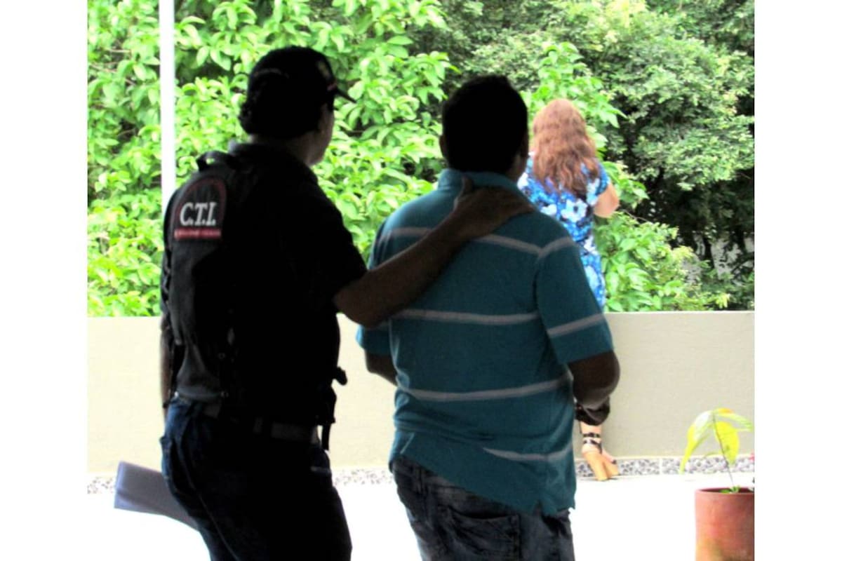 Ayer los investigadores del CTI de la Fiscalía presentaban al profesional de la salud ante un juez en el Palacio de Justicia de Barrancabermeja. (Foto: Alexander Becerra O./VANGUARDIA LIBERAL)