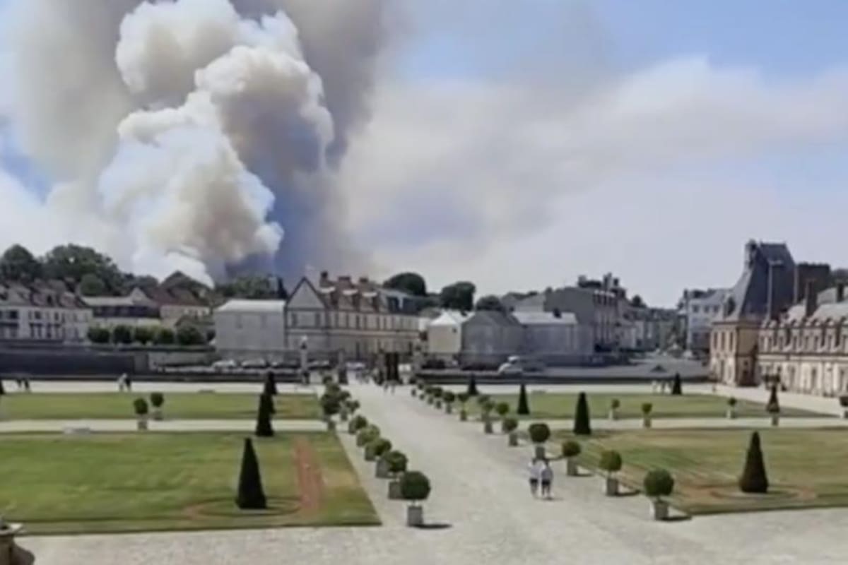 Devastador incendio a las afueras de París y atemoriza a zonas residenciales | Tomado de video X