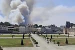 Devastador incendio a las afueras de París atemoriza a zonas residenciales