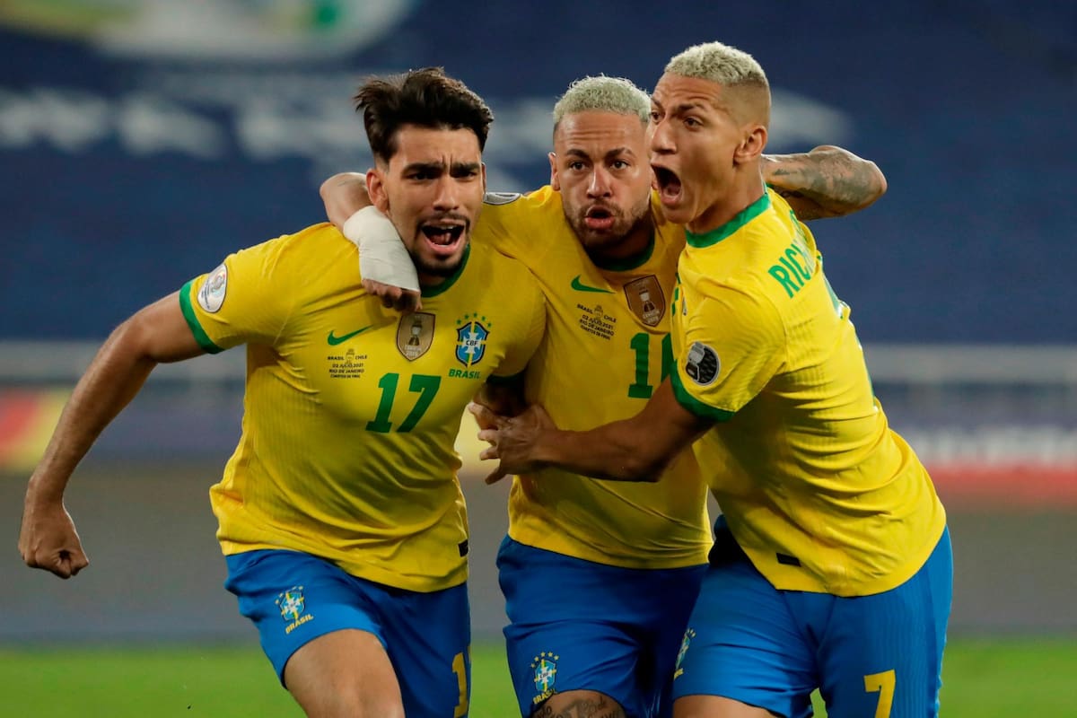Lucas Paquetá (i) de Brasil celebra su gol con Neymar y Richarlison contra Chile, durante un partido por los cuartos de final de la Copa América en el estadio Nilton Santos de Río de Janeiro (Brasil). EFE/VANGUARDIA