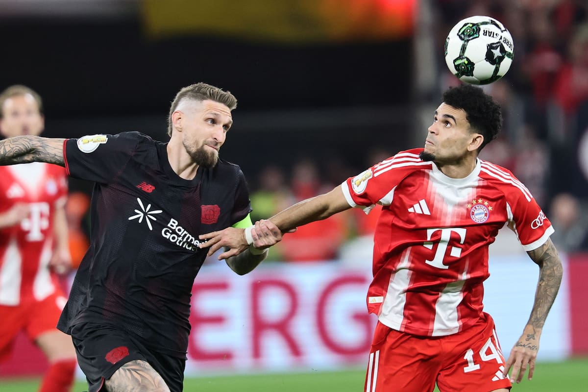LEVERKUSEN (Germany), 22/04/2026.- Robert Andrich of Leverkusen (L) and Luis Diaz of Bayern Munich (R) in action during the German DFB Cup semi final soccer match between Bayer 04 Leverkusen vs Bayern Munich in Leverkusen, Germany, 22 April 2026. (Alemania) EFE/EPA/RONALD WITTEK CONDITIONS - ATTENTION: The DFB regulations prohibit any use of photographs as image sequences and/or quasi-video.