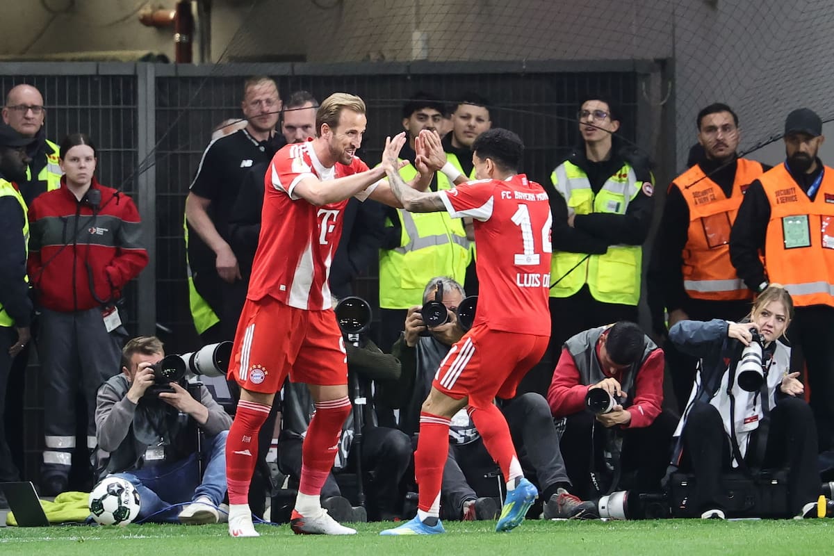LEVERKUSEN (Germany), 22/04/2026.- Harry Kane of Bayern Munich (L) celebrates with teammate Luis Diaz after scoring the 0-1 goal during the German DFB Cup semi final soccer match between Bayer 04 Leverkusen vs Bayern Munich in Leverkusen, Germany, 22 April 2026. (Alemania) EFE/EPA/RONALD WITTEK CONDITIONS - ATTENTION: The DFB regulations prohibit any use of photographs as image sequences and/or quasi-video.