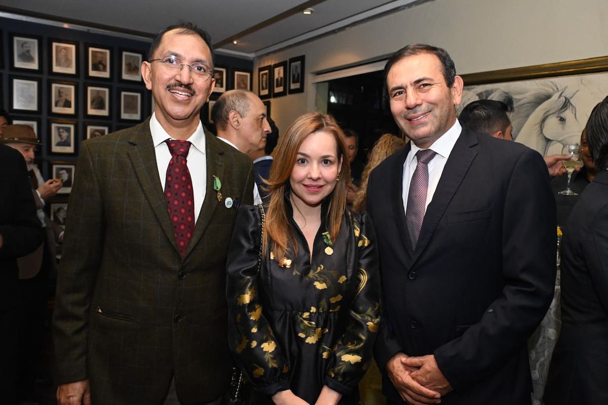 Rajdeep Singh Rawat, presidente de Olimpiada Internacional de Física; Laura Valdivieso, presidenta Asocolflores; y Juvenal Díaz Mateus, gobernador de Santander. Suministrada / VANGUARDIA