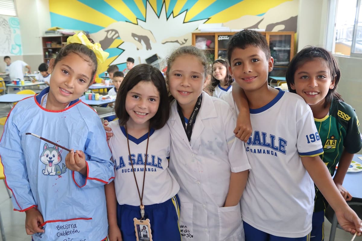 El Día del Artista Lasallista es una celebración que convierte el arte en protagonista dentro de la formación integral. Música, teatro, danza y artes plásticas se unen en una jornada donde los estudiantes no solo muestran su talento, sino que también fortalecen valores como la disciplina, el respeto y la sensibilidad cultural.