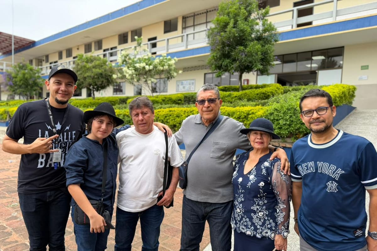 Jovanny Pava, asesor de Café Jazz; Amanda Báez, directora del Colegio Pentagrama de Piedecuesta; Henry Moros, director de Café Jazz; Óscar Carreño y Santiago Carreño, concursantes del Colegio Newport; Ariel Tobón, jefe de área de Artes del Colegio La Salle de Bucaramanga. Suministrada / VANGUARDIA