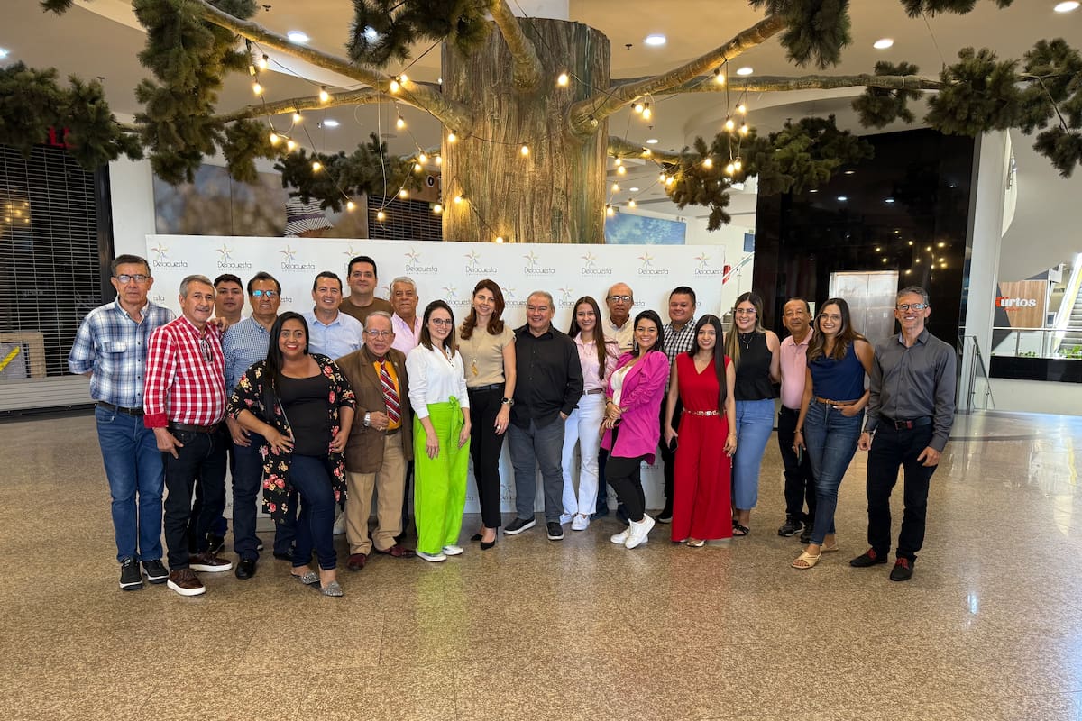 Carlos Serrano, Nelson Bolívar, Óscar Jaimes, Fabio Peña, Íngrid Jaimes, Enrique Ochoa, Ricardo Rosas, Frank Diego Rosas Guarín, Ciro Vanegas, Bella Beltrán; Olga Luna, gerente Delacuesta Centro Comercial; Fredy Arciniegas, Alejandra Hernández, Álvaro Angarita, Melisa Múnera, Laura Ruiz, Fabián Pabón, Juliana Marciales, Alfonso Daza, Estefanía Pedraza y Leonardo Carreño. Suministrada / VANGUARDIA