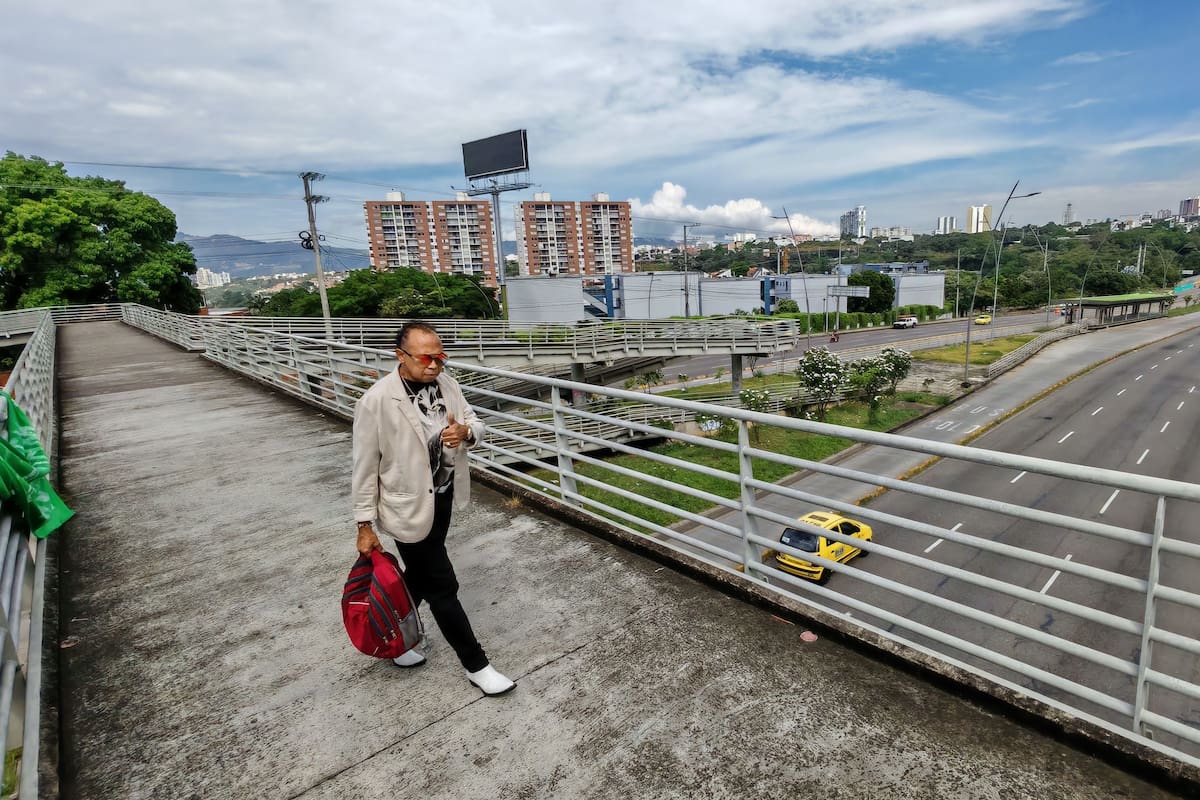 Con las vías casi despejadas, un peatón cruzó el puente sobre la autopista durante el Día sin Carro y sin Moto. Los taxis, que no tuvieron pico y placa, fueron los vehículos que más circularon. Marco Valencia / VANGUARDIA