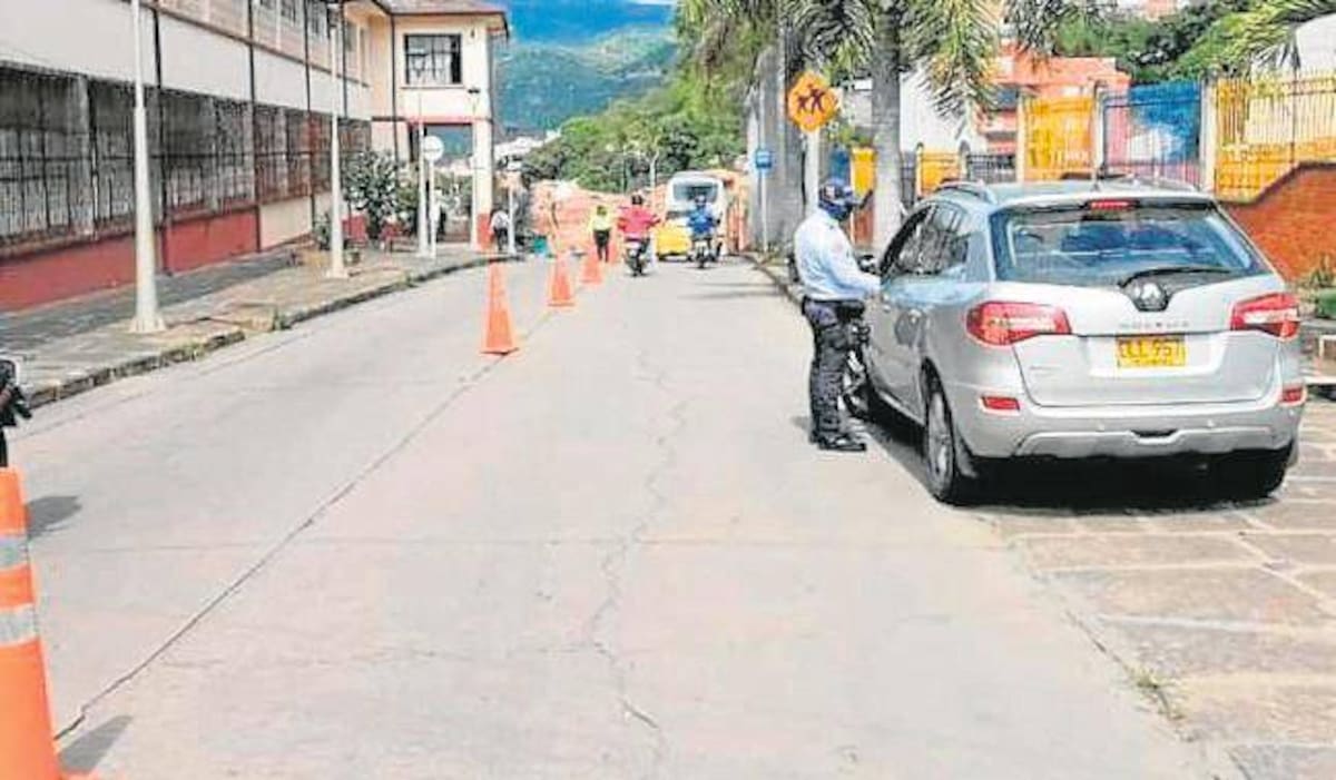 La carrera 5 está autorizada para el tránsito de vehículos que van hacia Barichara, Villanueva o Cabrera.