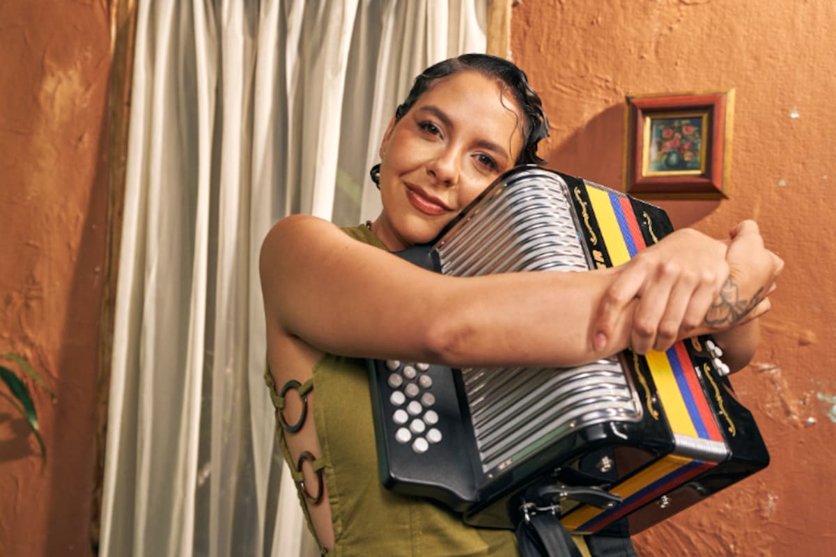 Después de recorrer 11 ciudades con su gira ‘Juglara’, la artista bumanguesa llega a su ciudad natal para cerrar este capítulo de su carrera. Su nuevo proyecto reivindica sus raíces, el papel de las mujeres en el vallenato y el acordeón como instrumento para contar otras historias.
