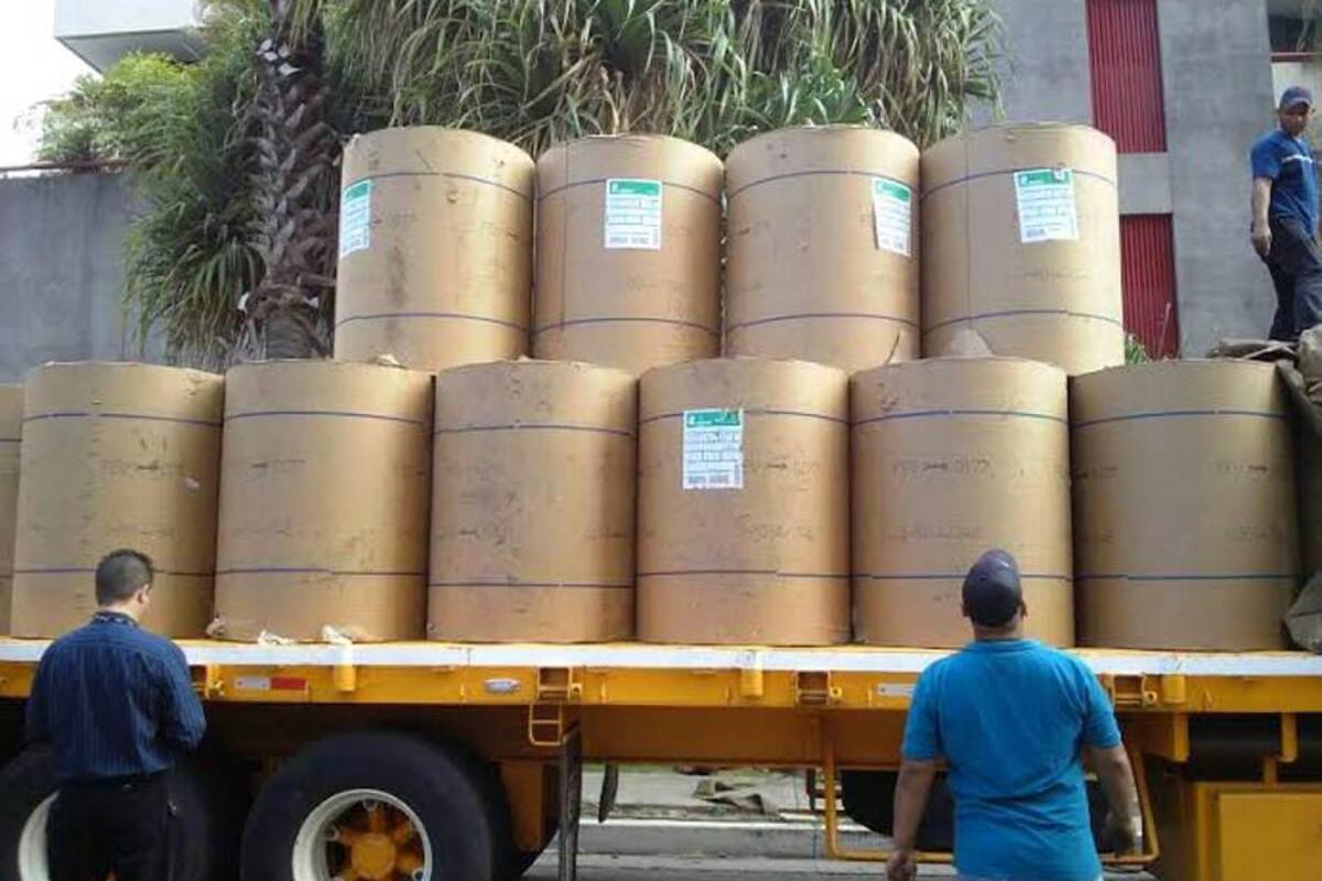 La llegada de las bobinas de papel enviado por Andiarios ya es un hecho. A las 8:00 a.m. de ayer una primera gandola cargada con 6 toneladas de papel llegó al diario El Impulso en Barquisimeto. (Foto: Suministrada Andiarios / VANGUARDIA LIBERAL)