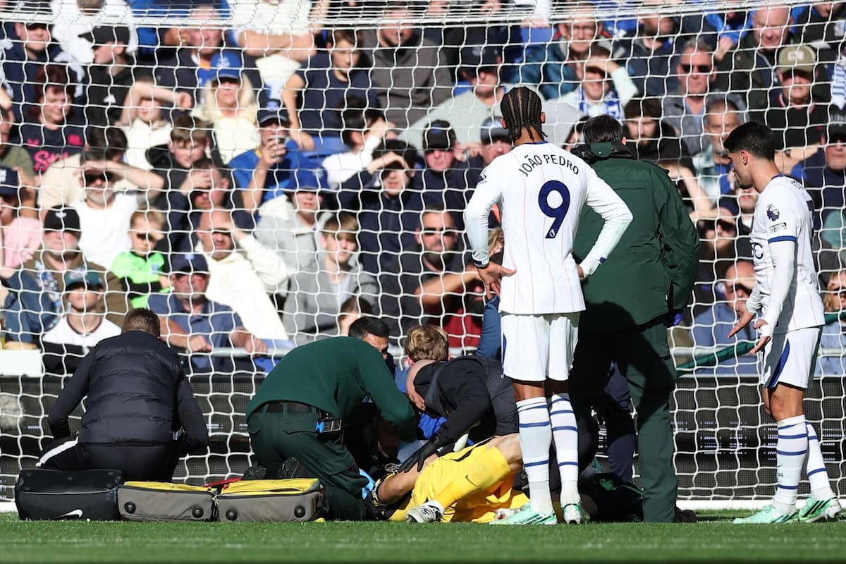 El portero argentino Emiliano Martínez del Chelsea recibe tratamiento durante el partido de la Premier League inglesa entre el Everton y el Chelsea, en Liverpool, Gran Bretaña, 17 de octubre de 2026. (Reino Unido) EFE/EPA/ADAM VAUGHAN PARA USO EDITORIAL EXCLUSIVAMENTE. No usar con audio, video, datos, listas de partidos, logotipos de clubes/ligas, servicios "en directo" o NFTs no autorizados. Uso en línea durante el partido limitado a 120 imágenes, sin emulación de video. No usar en apuestas, juegos o publicaciones de un solo club/liga/jugador.
