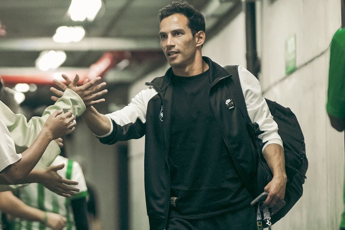 Diego Arias, entrenador de Nacional, es cuestionado por la derrota y eliminación de la Copa Sudamericana ante Millonarios. Foto: Atlético Nacional