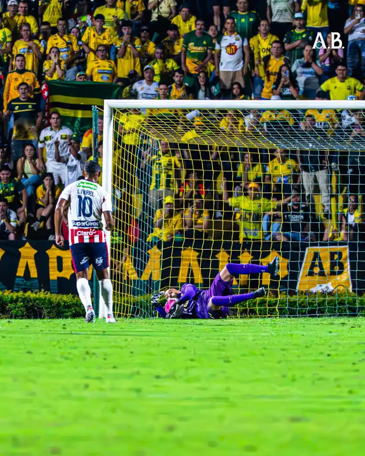 Diego Novoa atajando un penalti a Luis Fernando Muriel. Foto: Atlético Bucaramanga