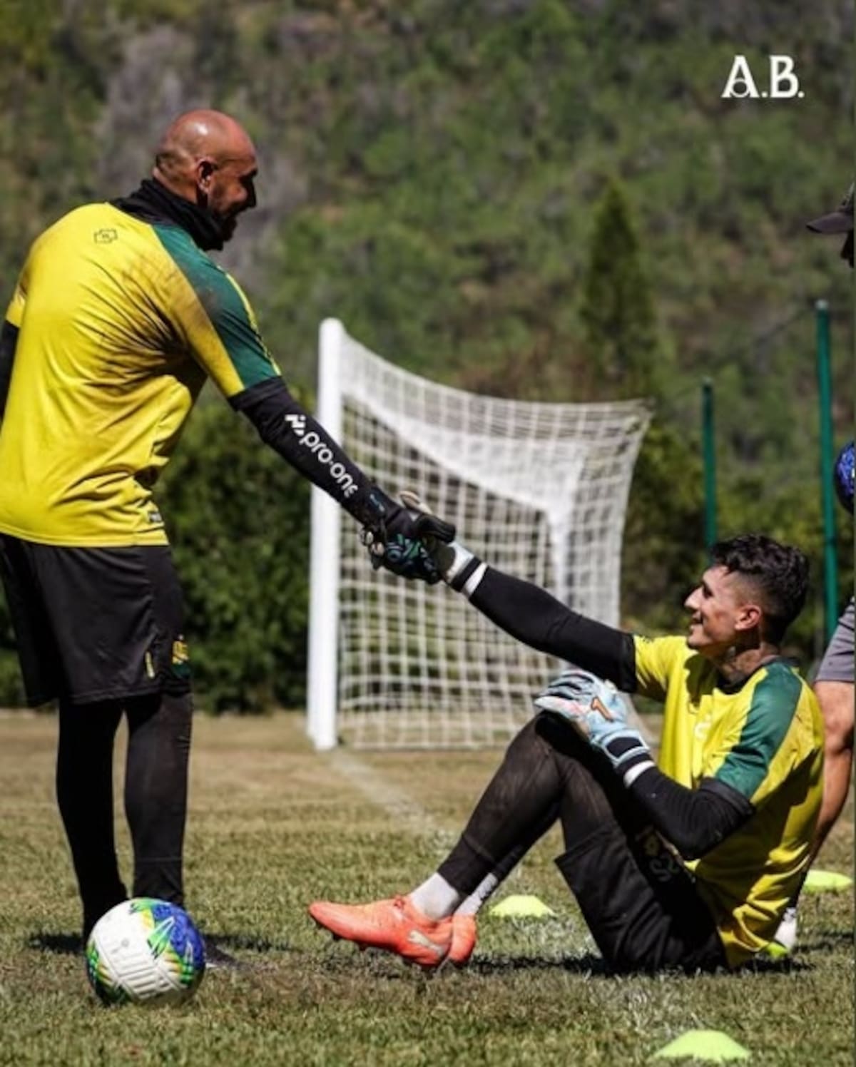 Diego Novoa y Cristopher Fiermarín construyeron una amistad desde su llegada al Atlético Bucaramanga. Foto: Atlético Bucaramanga
