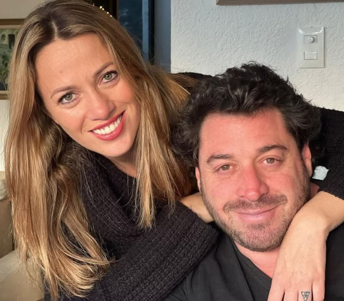 El empresario argentino Diego Sebastián Rosen Ferlini, de 51 años, fue detenido en México como uno de los sospechosos por el asesinato del músico Jonathan Meléndez, su esposa embarazada, su hija y una empleada doméstica, además de la mascota de la familia, en Atizapán de Zaragoza. El único sobreviviente fue el hijo de seis años del músico.
