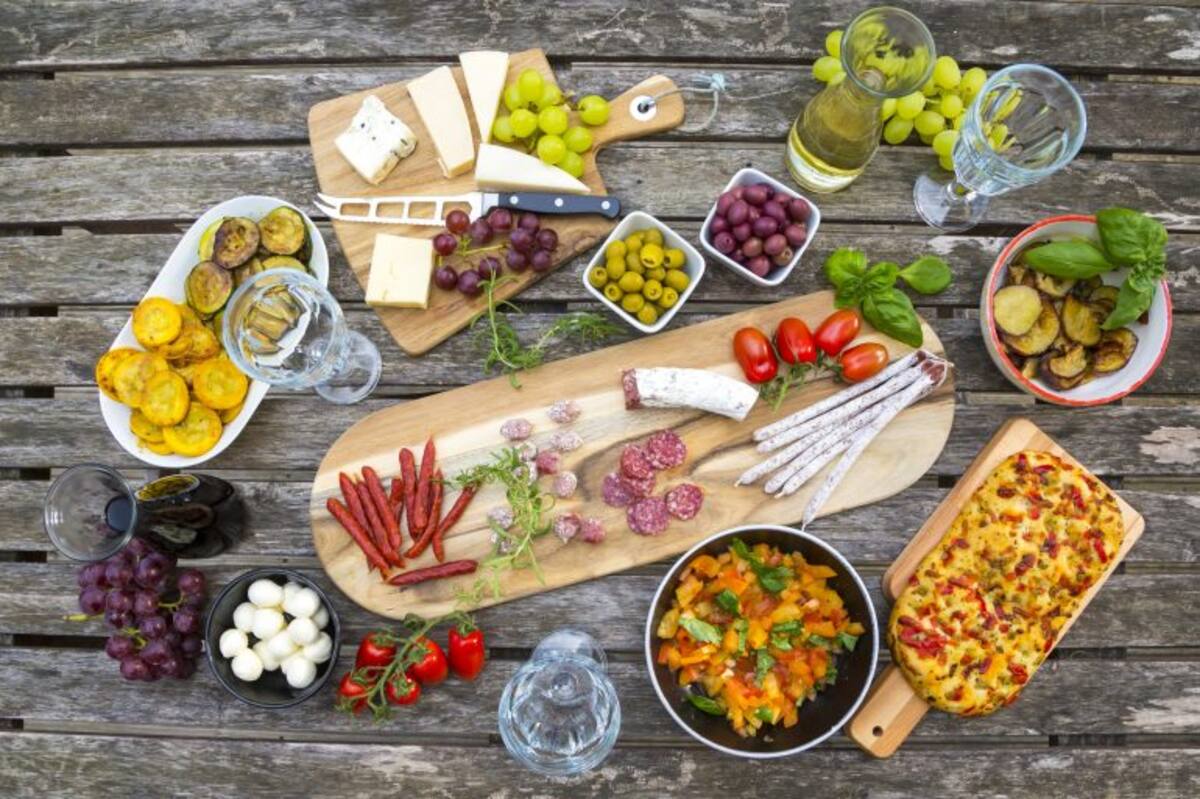 La dieta estilo mediterráneo tiene menos carnes y carbohidratos que una dieta estadounidense típica. Freepik / VANGUARDIA