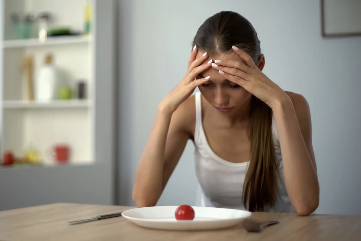 El inicio de año trae presión por “reiniciar” el cuerpo y bajar de peso rápido, pero los detox y dietas extremas no son la respuesta. Cuidar la salud implica constancia, no atajos. / iStock