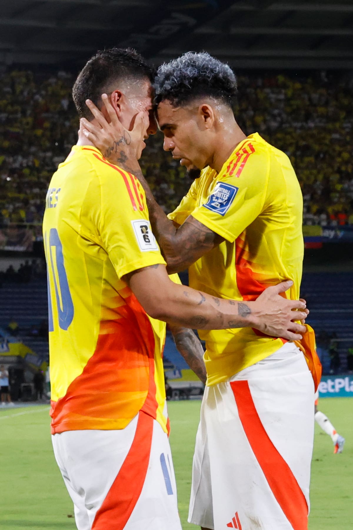 Fotografía de Mauricio Dueñas Castañeda, en la que puede verse en una imagen de archivo del 4 de septiembre de 2025 al futbolista colombiano Luis Díaz (d). EFE