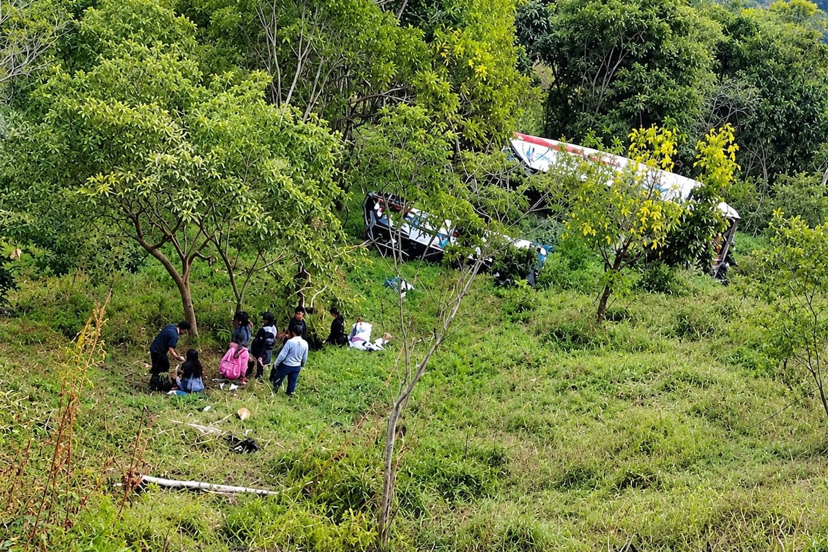 Diez personas heridas tras caer un vehículo colectivo a un abismo de 50 metros en Tona, Santander