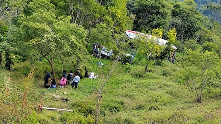 Diez personas heridas tras caer un vehículo colectivo a un abismo de 50 metros en Santander